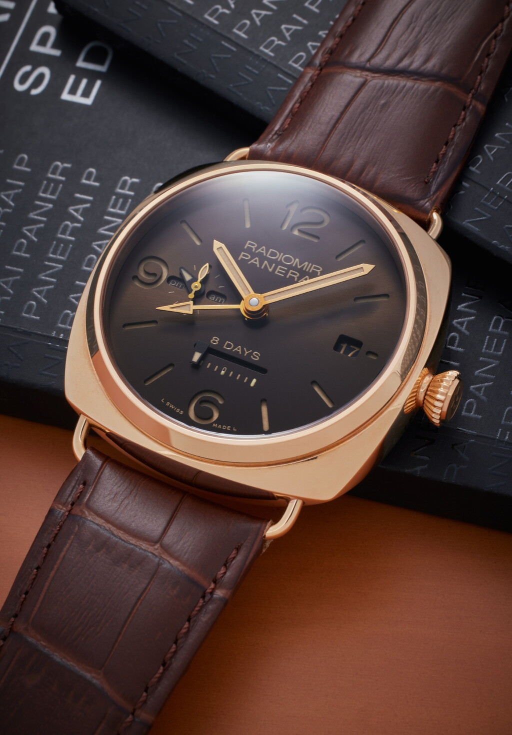 全螢幕檢視 - 查看3Reference PAM00395 Radiomir 8 Days GMT | A limited edition pink gold dual time wristwatch with date, day/night indication, and 8 day power reserve indication, Circa 2013的1
