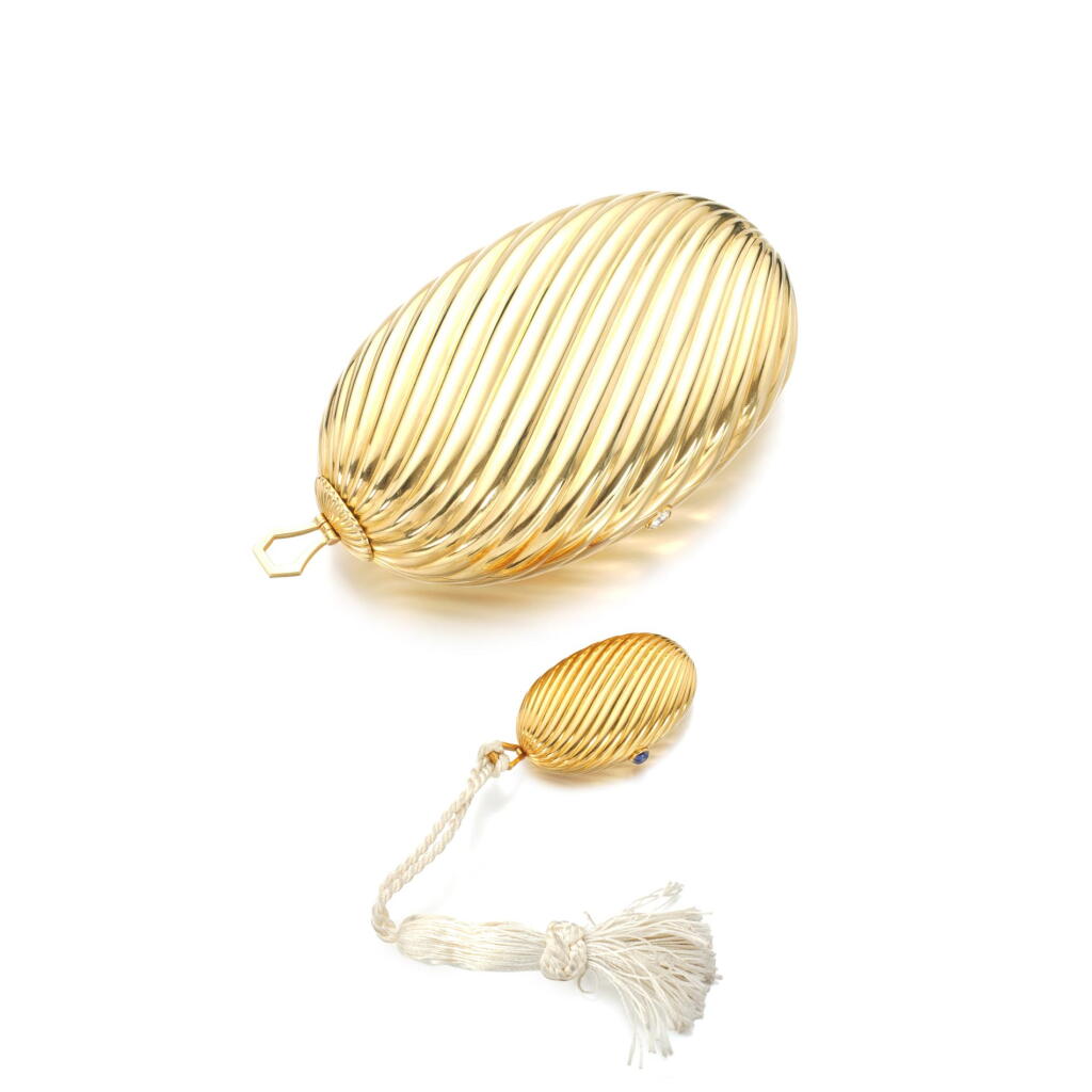 View full screen - View 1 of Lot 501. Gold and diamond evening bag and a gold and sapphire pill box, 'Melone'.