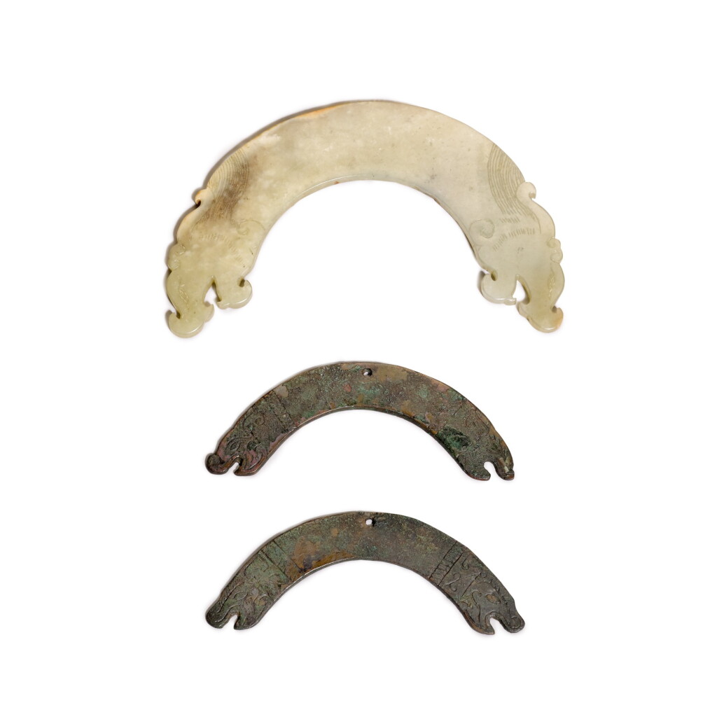 View full screen - View 1 of Lot 21. An archaistic celadon jade double dragon arc-shaped pendant, huang, and two bronze double dragon arc-shaped pendants, huang Ming dynasty | 明 銅交龍紋璜一組兩件 及 仿古玉交龍紋璜.
