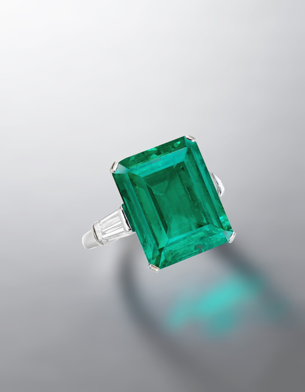 View full screen - View 1 of Lot 1811. Emerald and Diamond Ring | 寶格麗 | 11.33克拉 「哥倫比亞」祖母綠 配 鑽石 戒指.