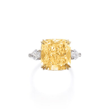 View full screen - View 1 of Lot 555. Fancy Intense Yellow diamond ring | 濃彩黃色鑽石戒指.