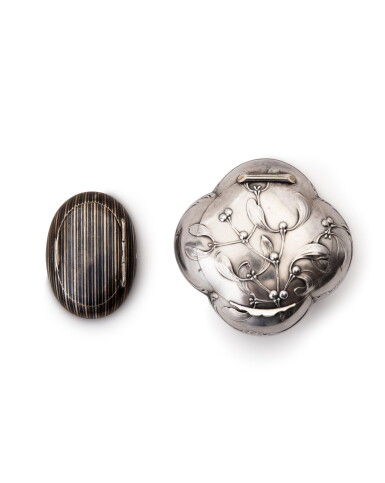 View full screen - View 1 of Lot 464. A small oval silver niello box, Berlin, circa 1860, and a silver quatrefoil box, France, circa 1900 | Eine kleine ovale silberne Niello-Dose, Berlin, circa 1860, und eine silberne Quatrefoil-Dose, Frankreich, circa 1900.