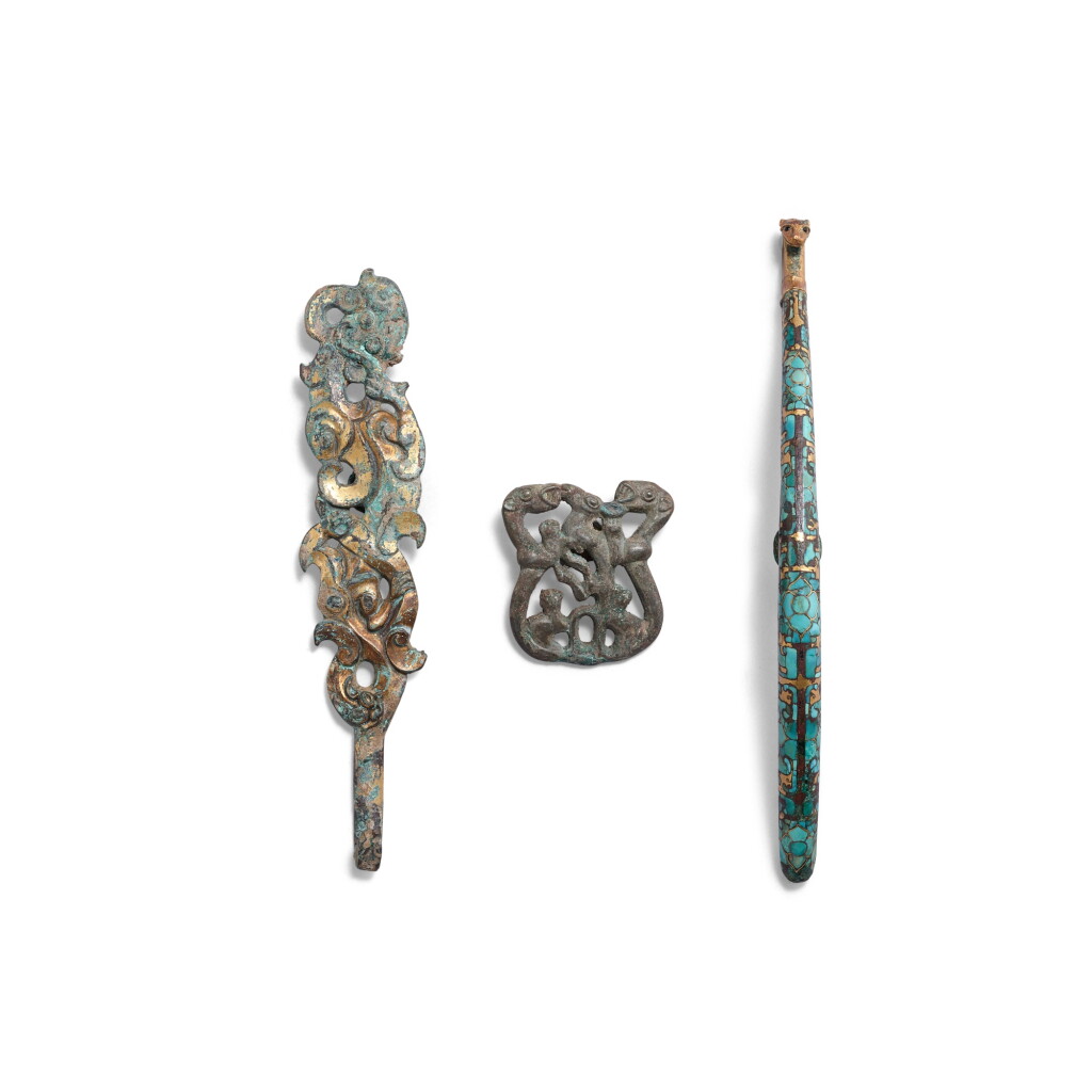 View full screen - View 1 of Lot 737. Two bronze belt hooks and a buckle, Eastern Zhou dynasty, Warring States period | 東周戰國 帶鉤及帶扣 一組三件.
