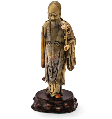 View full screen - View 1 of Lot 88. STATUETTE DE SHOULAO EN STÉATITE SCULPTÉE DYNASTIE QING, XIXE SIÈCLE | 清十九世紀 壽山石雕壽老立像 | A carved soapstone figure of Shoulao, Qing Dynasty, 19th century.