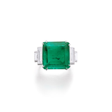 View full screen - View 1 of Lot 638. Attractive emerald and diamond ring | 尚美祖母綠及鑽石戒指.