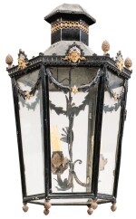 A NEOCLASSICAL STYLE GILT AND PAINTED METAL LANTERN | LANTERNE EN MÉTAL PEINT ET DORÉ DE STYLE NÉOCLASSIQUE