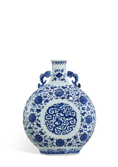 View full screen - View 1 of Lot 3666. A rare and large Ming-style blue and white moon flask, Qing dynasty, 18th century | 清十八世紀 青花螭龍纏枝蓮紋抱月瓶.