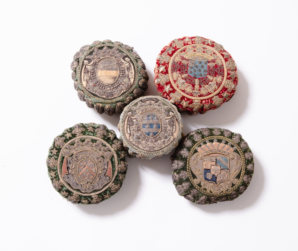 View full screen - View 1 of Lot 11. A set of five Louis XV and Louis XVI game purses in velvet embroidery with gold and silver threads, with various coat-of-arms, 18th century | Ensemble de cinq bourses de jeux en velours et broderie aux fils d’or et d’argent, avec des armoiries d'époque Louis XV et Louis XVI, XVIIIe siècle.