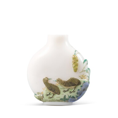 View full screen - View 1 of Lot 229. A relief-decorated famille-rose-enameled opaque white glass 'quails and millet' snuff bottle, Qing dynasty | 清 料胎畫琺瑯雕嵗嵗平安圖鼻烟壺 《古月軒》款.