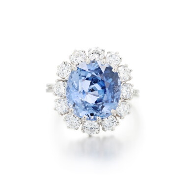 View full screen - View 1 of Lot 107. Bague saphir et diamants | Sapphire and diamond ring.
