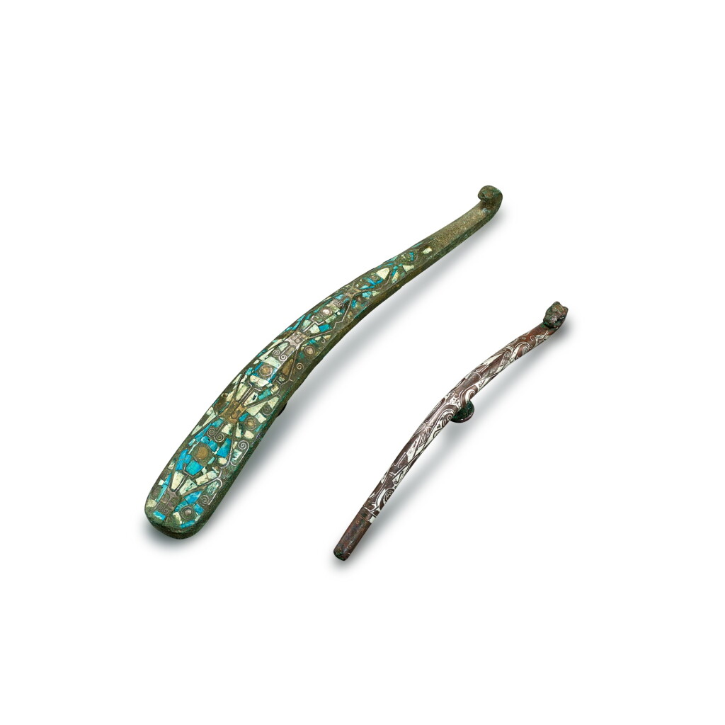View full screen - View 1 of Lot 3586. Two inlaid bronze belt hooks, Eastern Zhou dynasty, Warring States period | 東周戰國 銅錯銀帶鉤 及 銅嵌骨帶鉤.