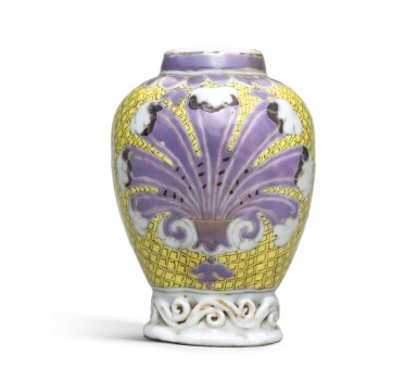 View full screen - View 1 of Lot 69. A rare small Pronk 'plume' tea caddy, Qing Dynasty, circa 1740 | 清 約1740年 外銷彩繪小罐.