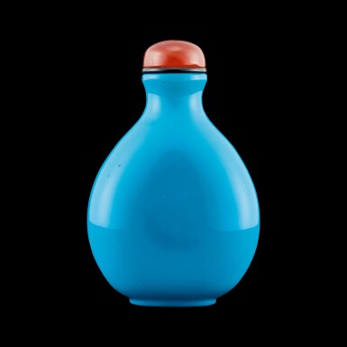 View full screen - View 1 of Lot 1054. A turquoise-blue glass snuff bottle Mark and period of Daoguang | 清道光 翠藍料鼻煙壺 《道光年製》款.