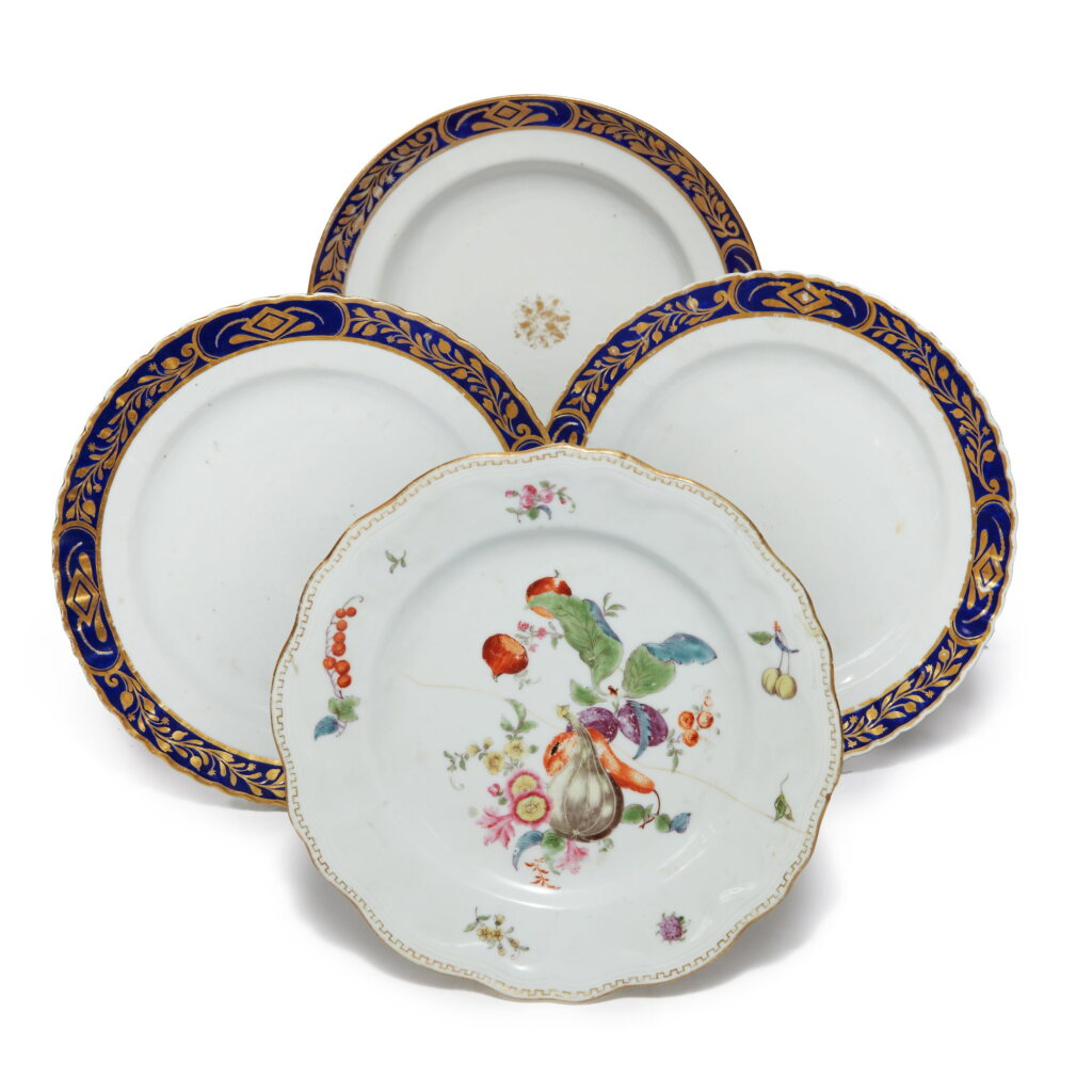 View full screen - View 1 of Lot 65. A Group of Chinese Export Plates Qing dynasty, 18th / 19th Century | 清十八 / 十九世紀 藍彩描金及粉彩盤一組四件.