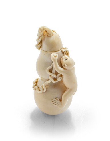 View full screen - View 1 of Lot 117. Petite bouteille double-gourde 'aux singes' en ivoire sculpté Dynastie Qing, XVIIIE-XIXE siècle | 清十八至十九世紀 牙雕靈猴福壽內活鍊葫蘆瓶 | A miniature carved and reticulated ivory 'double-gourd and monkey' plaything, Qing Dynasty, 18th-19th century.