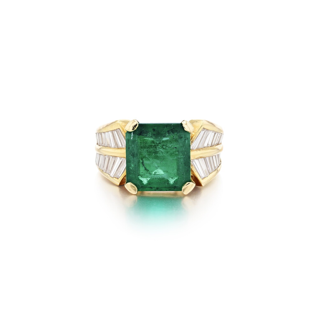 View full screen - View 1 of Lot 111. Bague émeraude et diamant | Emerald and diamond ring .