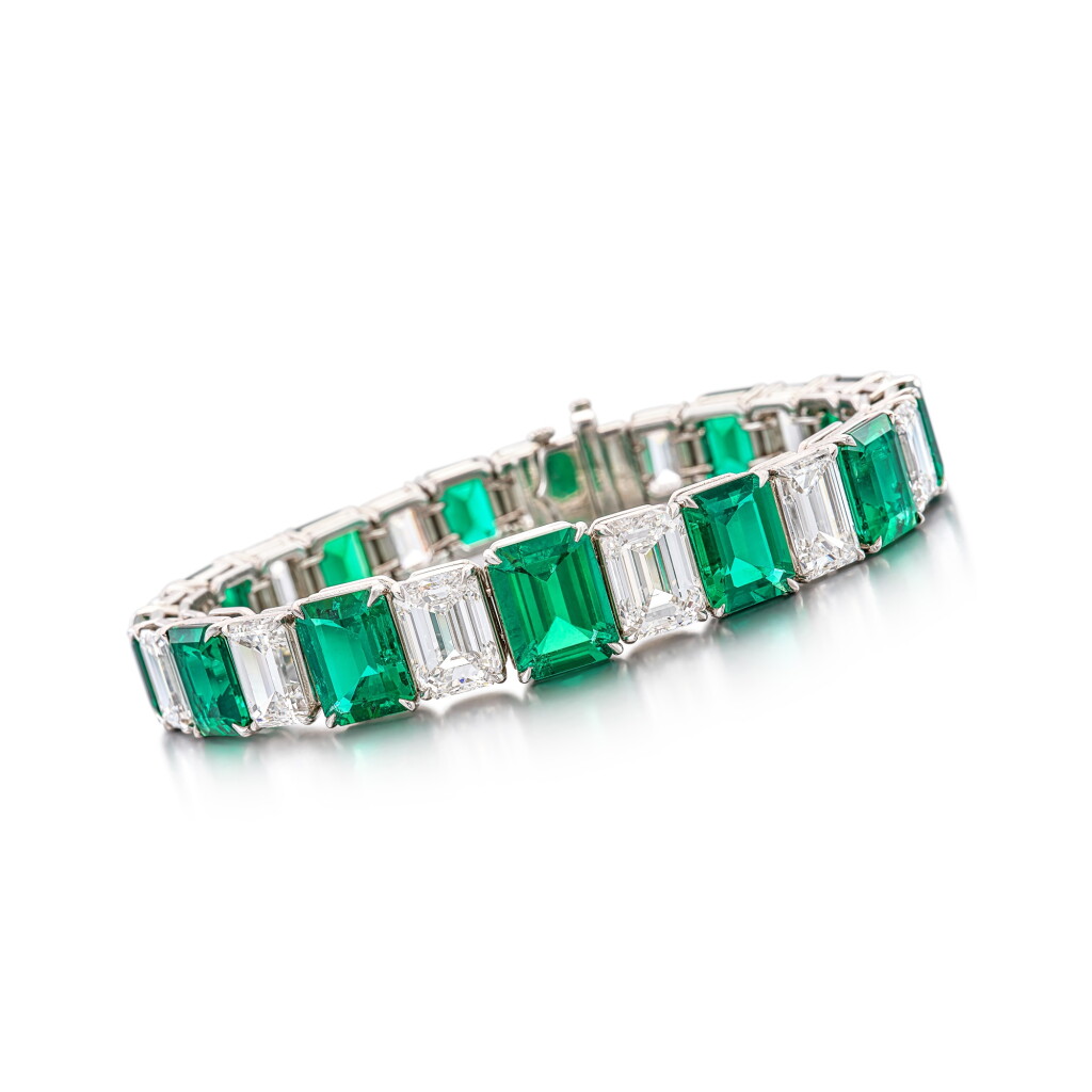 View full screen - View 1 of Lot 1886. Emerald and Diamond Bracelet | 天然「哥倫比亞」無油祖母綠 配 鑽石 手鏈(祖母綠及鑽石共重25.80及24.36克拉).
