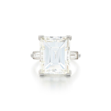 View full screen - View 1 of Lot 153. Bague diamants | Diamond ring .