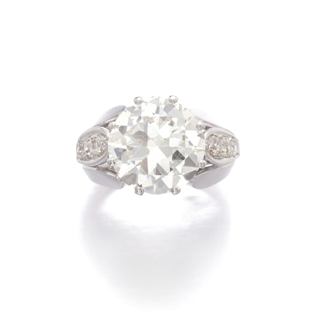 View full screen - View 1 of Lot 714. Diamond ring.