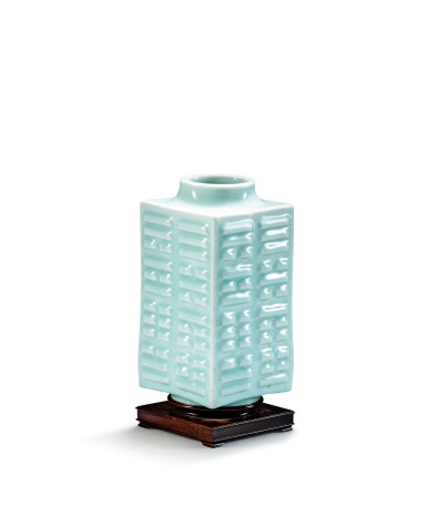 Voir en plein écran - Voir 1 du lot 234. A celadon-glazed cong-shaped 'trigram' vase, Mark and period of Guangxu | 清光緒 粉青釉八卦紋琮式瓶《大清光緒年製》款.