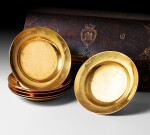 A set of ten Empire Paris porcelain plates in a presentation case with the monogram of Joseph Bonaparte, early 19th century | Ensemble de six assiettes en porcelaine de Paris dans un coffret rectangulaire au chiffre de Joseph Bonaparte d’époque Empire