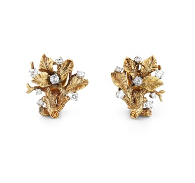 View full screen - View 1 of Lot 84. Paire de clips d'oreille or et diamants | Pair of gold and diamond ear clips.