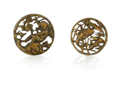 View full screen - View 1 of Lot 35. Deux modèles de broches, “Carpes et Bambous” et “Putti sur un Escargot” | Two brooch models 'Carps and Bamboos' and 'Putti on a snail'.