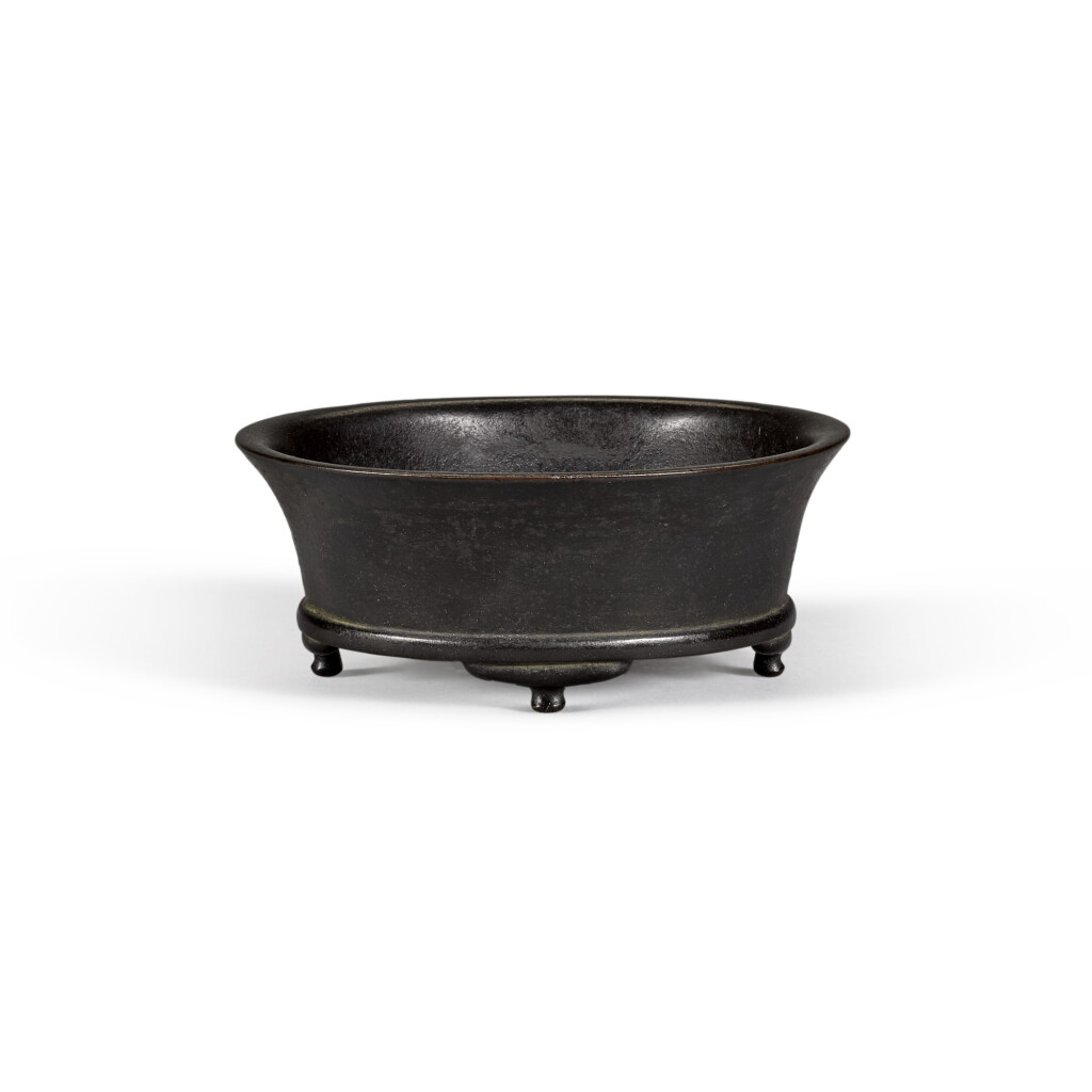 View full screen - View 1 of Lot 44. An oval-shaped bronze censer raised on four tub feet Qing Dynasty, 17th/18th century | 清十七/十八世紀 銅四足爐.