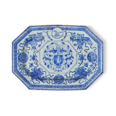 View full screen - View 1 of Lot 3. A Rare and Important Chinese Export Blue and White Armorial Chamfered Rectangular Platter, Qing Dynasty, Kangxi Period, Circa 1705 | 清康熙 約1705年 青花紋章圖八方長方大盤.