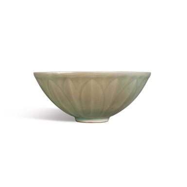 View full screen - View 1 of Lot 1238. A 'Longquan' celadon-glazed 'lotus' bowl, Southern Song dynasty | 南宋 龍泉窰青釉蓮瓣盌.