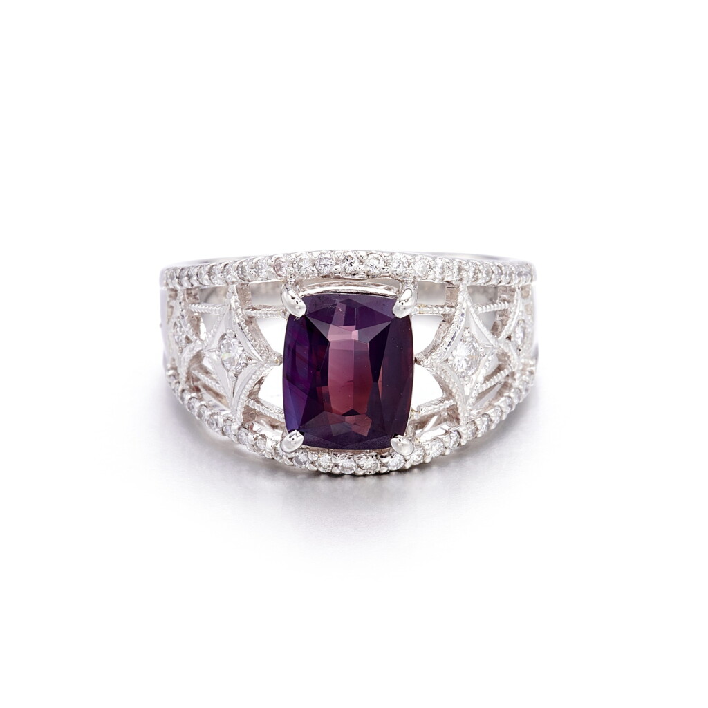Voir en plein écran - Voir 1 du lot 1615. Alexandrite and Diamond Ring | 亞歷山大石變色石配鑽石戒指.