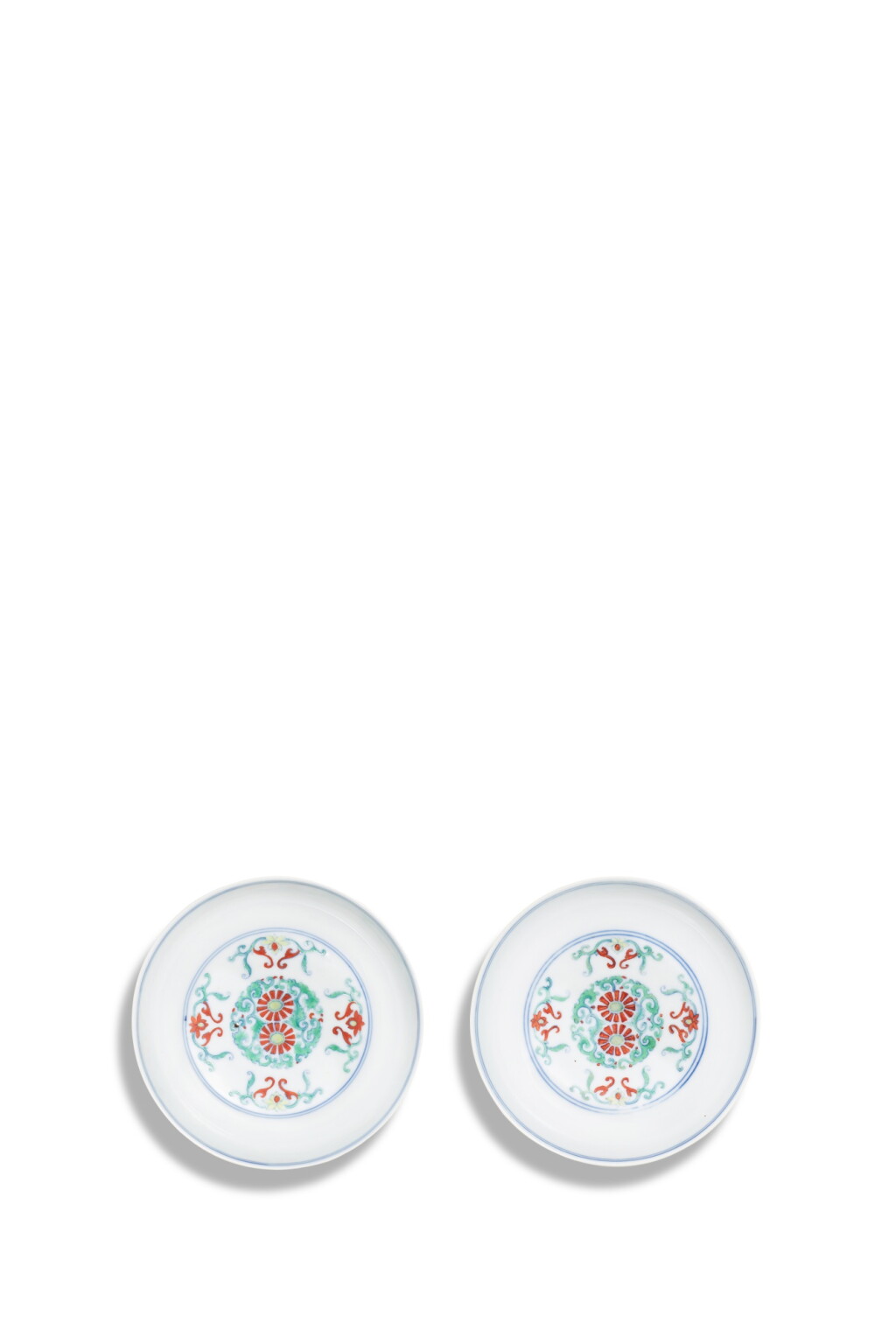 View full screen - View 1 of Lot 3704. A pair of doucai 'chrysanthemum' dishes, Marks and period of Yongzheng | 清雍正 鬪彩團菊紋盤一對 《大清雍正年製》款.