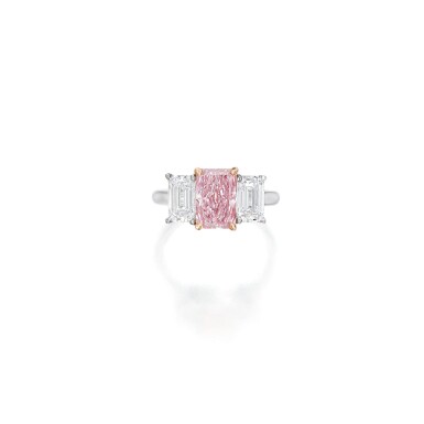 View full screen - View 1 of Lot 477. FANCY PINK DIAMOND AND DIAMOND RING | 彩粉紅色鑽石配鑽石戒指.