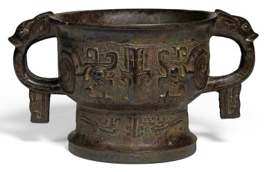 View full screen - View 1 of Lot 206. AN ARCHAIC BRONZE RITUAL FOOD VESSEL, GUI WESTERN ZHOU DYNASTY | 西周 青銅夔龍紋簋.