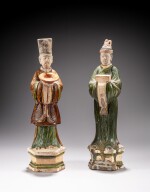 Deux statues de serviteurs en grès à glaçure sancai, dynastie Ming