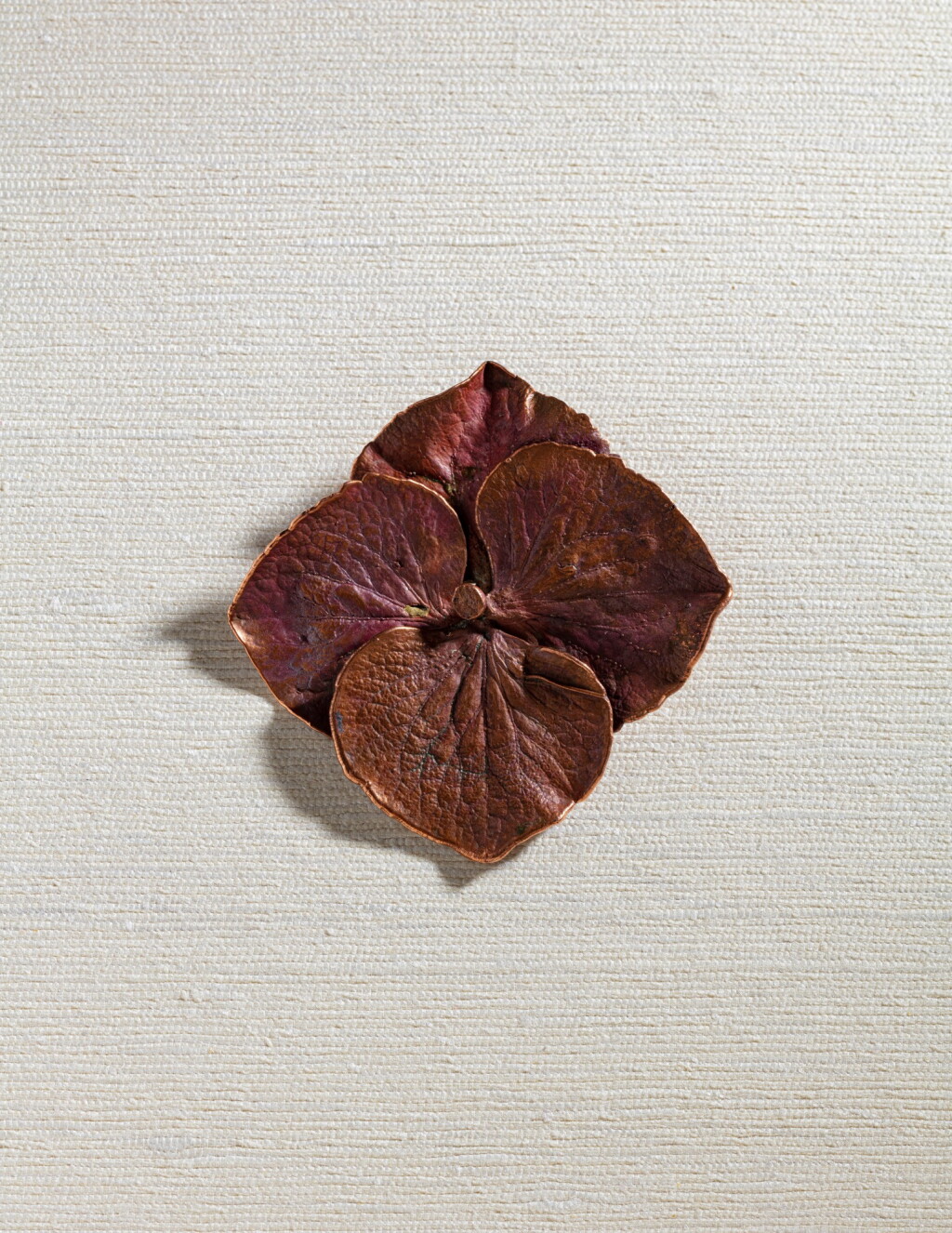 View full screen - View 1 of Lot 171. Broche Hortensia, pièce unique.
