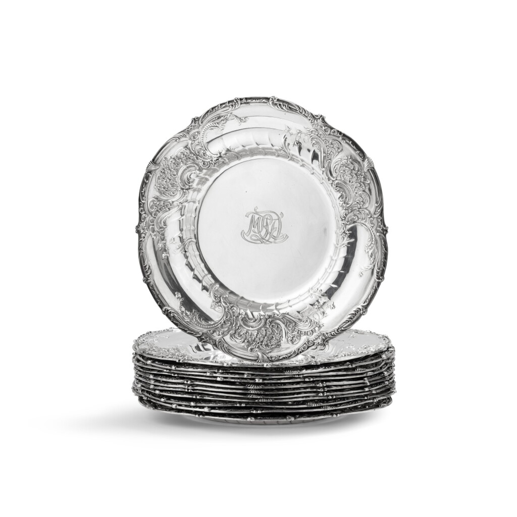 View full screen - View 1 of Lot 374. An American set of 12 silver plates, Tiffany & Co, New York, circa 1930 | Ensemble de 12 assiettes en argent par Tiffany & Co, New York, vers 1930.