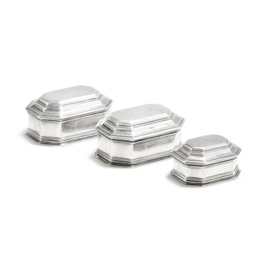 View full screen - View 1 of Lot 511. A set of three Dutch silver covered boxes, Cornelis van Dijck, Delft, 1705 | Ensemble de trois boîtes de toilette couvertes en argent par Cornelis van Dijck, Delft, 1705.