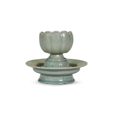 View full screen - View 1 of Lot 47. A celadon-glazed lobed cup and stand, Goryeo dynasty, 12th / 13th century | 高麗王朝 十二 / 十三世紀 青釉菊瓣紋盃連盞托.