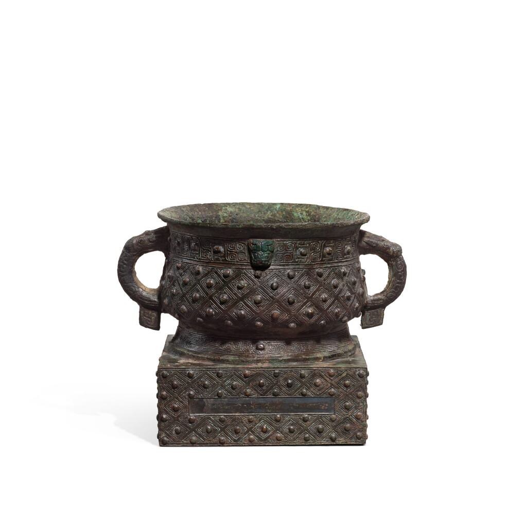 View full screen - View 1 of Lot 1014. A bronze ritual food vessel, gui, Early Western Zhou dynasty | 西周早期 青銅乳釘紋方座簋.