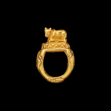 View full screen - View 1 of Lot 1008. A gold ring of Nandi on a lotus Java, Indonesia, 10th - 15th century | 十至十五世紀 印尼爪哇 聖牛南迪蓮紋戒指.