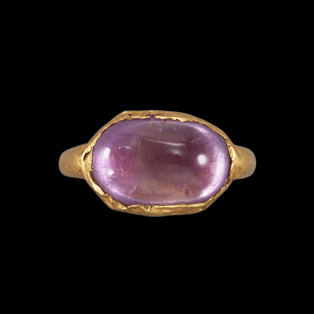 View full screen - View 1 of Lot 3105. A gold-alloy gem-set ring, Java, 10th -15th century 十至十五世紀 爪哇 金合金嵌寶戒指.