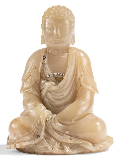View full screen - View 1 of Lot 117. STATUETTE DE BOUDDHA EN STÉATITE DYNASTIE QING, FIN XVIIE - DÉBUT XVIIIE SIÈCLE | 清十七世紀末至十八世紀初 芙蓉石雕佛坐像 「周彬」款 | A soapstone carving of Buddha, incised Zhou Bing, Qing Dynasty, late 17th/early 18th century.