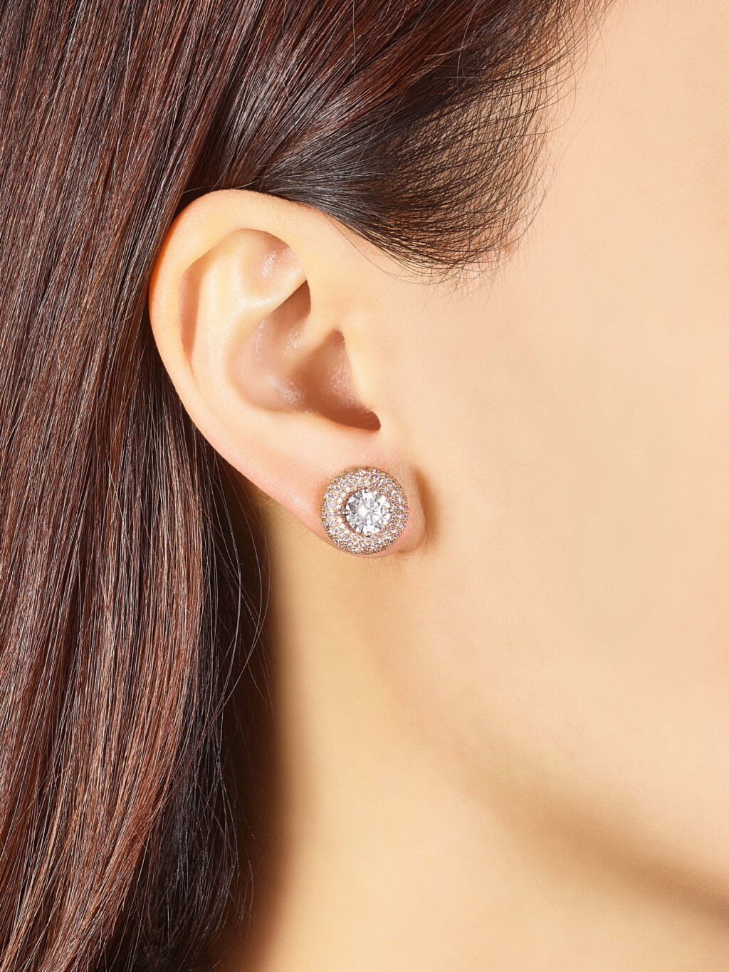 View full screen - View 1 of Lot 1013. Pair of Diamond Earrings | 格拉夫| 1.01及1.00克拉 圓形 E色 鑽石 耳環一對 (小鑽石共重約1.60克拉).