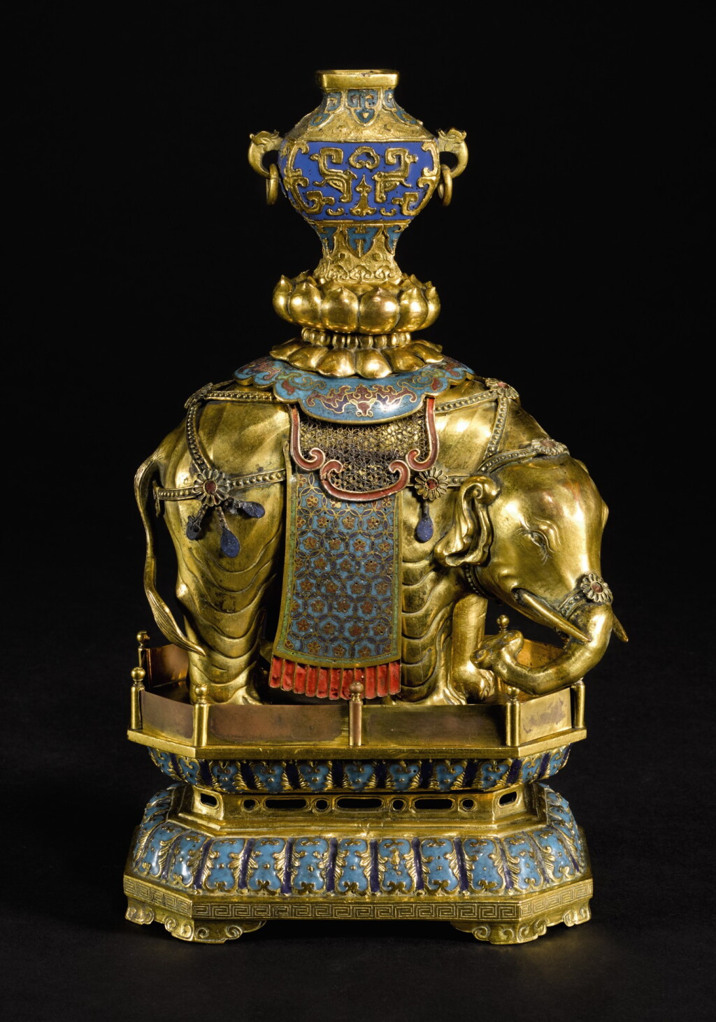 全萤幕检视 - 查看117A GILT-BRONZE, CLOISONNE AND CHAMPLEVE ENAMEL 'ELEPHANT AND VASE' GROUP QING DYNASTY, QIANLONG PERIOD | 清乾隆 掐絲及鏨胎琺瑯太平有象的1