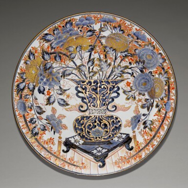 View full screen - View 1 of Lot 61. AN IMARI DISH, EDO PERIOD, LATE 17TH CENTURY.