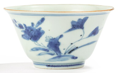 View full screen - View 1 of Lot 1. RARE BOL EN PORCELAINE BLEU ET BLANC DYNASTIE QING, DATÉ 1666 | 清康熙 青花蝶戀花紋盃 《大清丙午年製》款 | A blue and white bowl, Qing Dynasty, dated 1666.