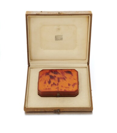 View full screen - View 1 of Lot 15. Tortoiseshell and enamel compact (Scatola in tartaruga e smalto).