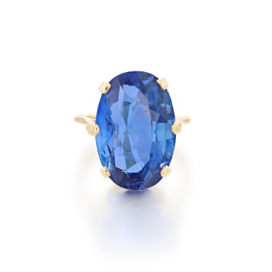 View full screen - View 1 of Lot 255. Bague saphir | Sapphire ring.