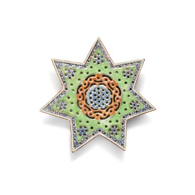 View full screen - View 1 of Lot 510. An Extremely Rare Chinese Export Later-Decorated Pierced Tripod Stand, Qing Dynasty, 18th Century | 清十八世紀 青花後加彩七角三足盤.